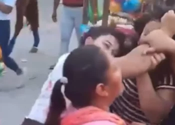 VIDEO | Tremenda “regada”, pero de madraz… por una cubeta, desata caos en Juchitán
