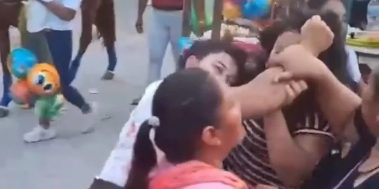 VIDEO | Tremenda “regada”, pero de madraz… por una cubeta, desata caos en Juchitán