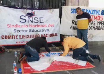 Foto: Adrián Gaytán // Reducido grupo del Sindicato Nacional del Sector Educativo.