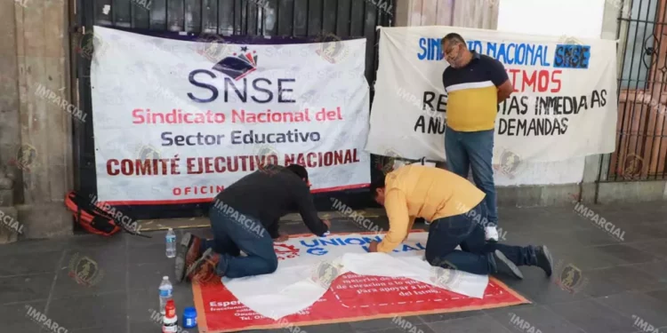 Foto: Adrián Gaytán // Reducido grupo del Sindicato Nacional del Sector Educativo.