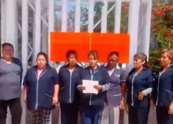 Foto: Tomada de video // Trabajadoras de limpieza de la UTVCO denuncian abusos laborales y adeudos de sus quincenas.
