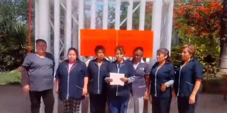 Foto: Tomada de video // Trabajadoras de limpieza de la UTVCO denuncian abusos laborales y adeudos de sus quincenas.