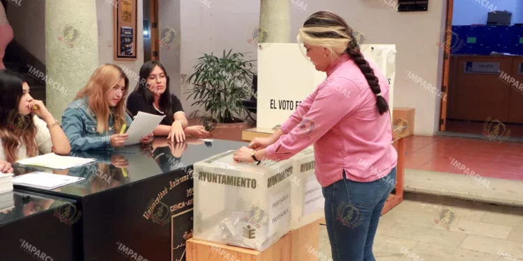 Foto: Adrián Gaytán // Alistan impugnación a la elección de rector en la UABJO.
