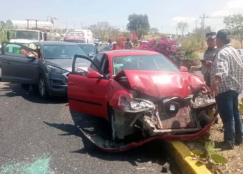 Siete vehículos terminaron incrustados unos contra otros tras la carambola registrada en el kilómetro 18+500 de la vía federal 175.