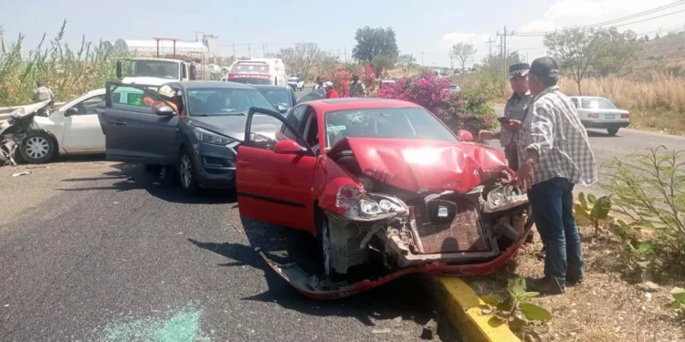 Siete vehículos terminaron incrustados unos contra otros tras la carambola registrada en el kilómetro 18+500 de la vía federal 175.