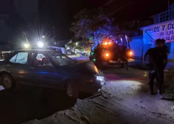 El automóvil Tsuru gris quedó con el cofre destrozado tras estamparse contra un árbol frente a la tienda Súper Plaza en Río Grande.