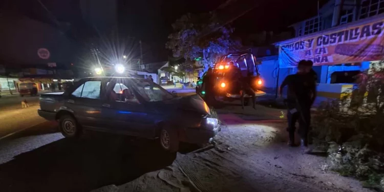 El automóvil Tsuru gris quedó con el cofre destrozado tras estamparse contra un árbol frente a la tienda Súper Plaza en Río Grande.