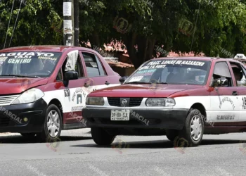 Foto: Adrián Gaytán // Taxis foráneos hacen base al interior de estacionamientos del Centro Histórico. Los meterán al orden