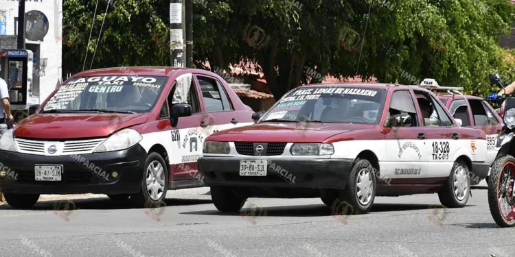 Foto: Adrián Gaytán // Taxis foráneos hacen base al interior de estacionamientos del Centro Histórico. Los meterán al orden