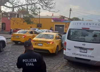 Foto: redes sociales // Taxis haciendo “base” en las estrechas calles del barrio mágico de Jalatlaco.
