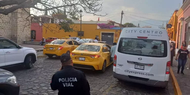 Foto: redes sociales // Taxis haciendo “base” en las estrechas calles del barrio mágico de Jalatlaco.