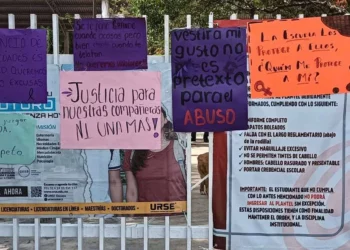 Foto: cortesía // Tendedero de estudiantes violentadas en el Cobao 08 de Huajuapan de León.