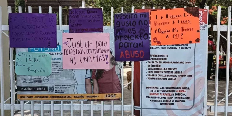 Foto: cortesía // Tendedero de estudiantes violentadas en el Cobao 08 de Huajuapan de León.