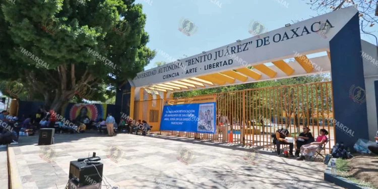 Foto: Adrián Gaytán // Farid Acevedo estrenó su cargo de rector con una UABJO cerrada por grupos externos afines a su candidatura.