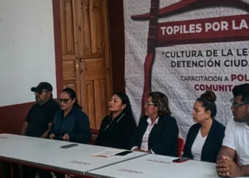 Topiles y policías comunitarios de Tezoatlán participaron en una jornada de capacitación.