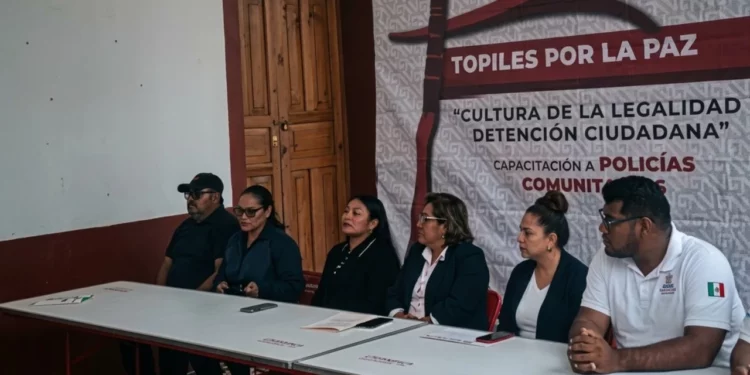 Topiles y policías comunitarios de Tezoatlán participaron en una jornada de capacitación.