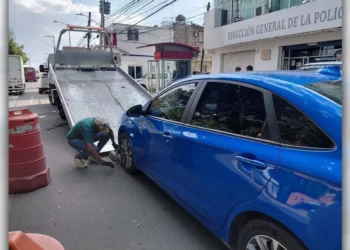 Una mujer rentó un carro y lo vendió de inmediato usando documentos apócrifos; el dueño legítimo lo apagó por GPS a mitad de la Carretera Federal 190.