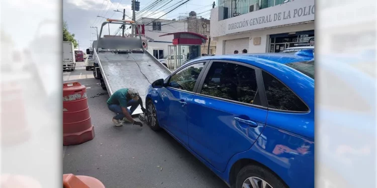 Una mujer rentó un carro y lo vendió de inmediato usando documentos apócrifos; el dueño legítimo lo apagó por GPS a mitad de la Carretera Federal 190.