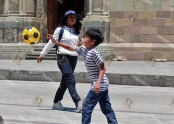 Foto: Adrián Gaytán // Una pelota, un regalo y la vida por delante.