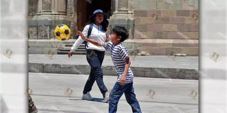 Foto: Adrián Gaytán // Una pelota, un regalo y la vida por delante.