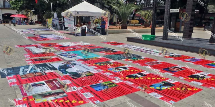 Foto: Adrián Gaytán // Una puesta en el Centro Histórico con imágenes de los desaparecidos.
