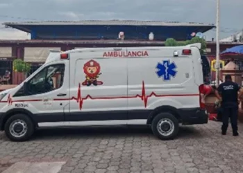 Vendedores ambulantes se solidarizaron con un hombre que sufrió complicaciones de salud.