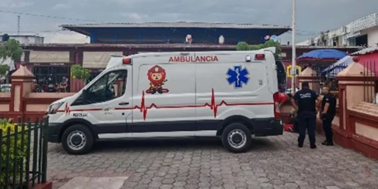 Vendedores ambulantes se solidarizaron con un hombre que sufrió complicaciones de salud.