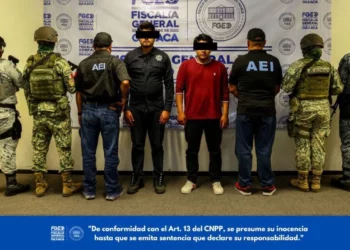 ¡Caen presuntos vendedores de armas en Oaxaca! Uno portaba uniforme policial y decía ser mando vial de Atzompa