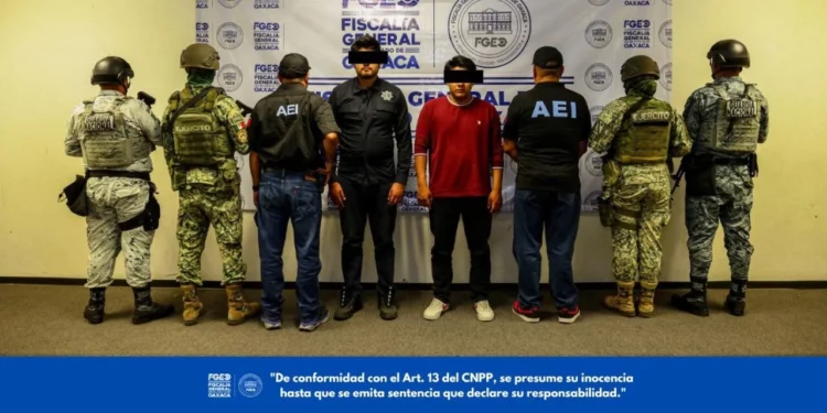 ¡Caen presuntos vendedores de armas en Oaxaca! Uno portaba uniforme policial y decía ser mando vial de Atzompa