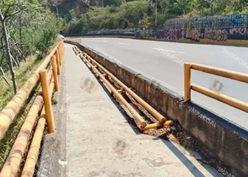 Fotos: Jesús Santiago López // Vecinos han denunciado que desde hace varias semanas se desprendió parte del barandal del andador peatonal.