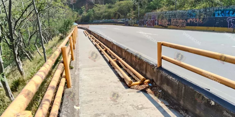 Fotos: Jesús Santiago López // Vecinos han denunciado que desde hace varias semanas se desprendió parte del barandal del andador peatonal.