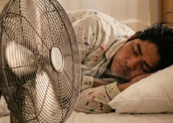 ¿Es malo dormir con el ventilador encendido? Riesgos para la salud y cómo usarlo de forma segura