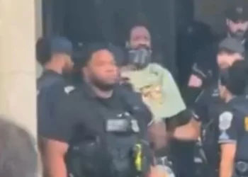 VIDEO | Tensión en Washington: Hombre armado irrumpe en el Instituto Cultural Mexicano durante persecución policiaca