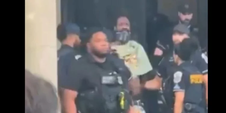 VIDEO | Tensión en Washington: Hombre armado irrumpe en el Instituto Cultural Mexicano durante persecución policiaca