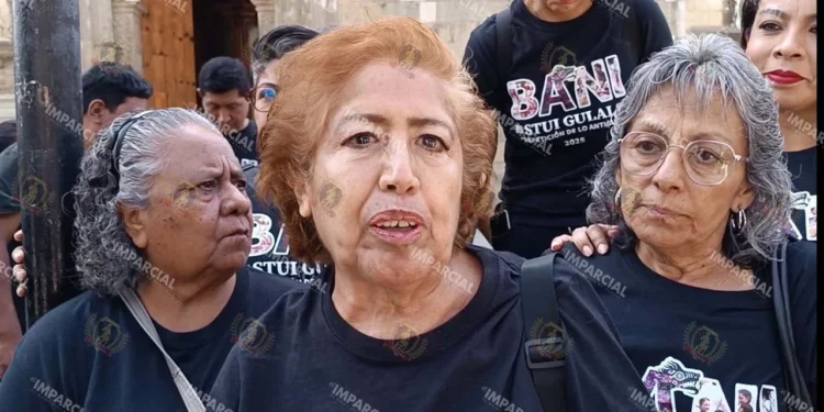 Foto: Lisbeth Mejía Reyes // García Pinacho explicó que la representación del "Bani Stui Gulal" es importante porque en ella se recrean los antecedentes de los Lunes del Cerro y fiestas de Guelaguetza.