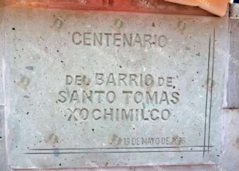 Develan placa y anuncian proyectos por los 100 años de Xochimilco como barrio de la ciudad de Oaxaca