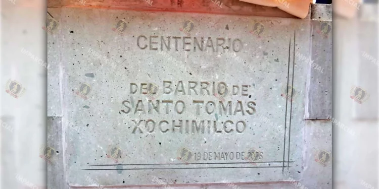 Develan placa y anuncian proyectos por los 100 años de Xochimilco como barrio de la ciudad de Oaxaca