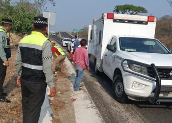 Atienden a lesionados tras accidente sobre la carretera federal 200 en Huatulco