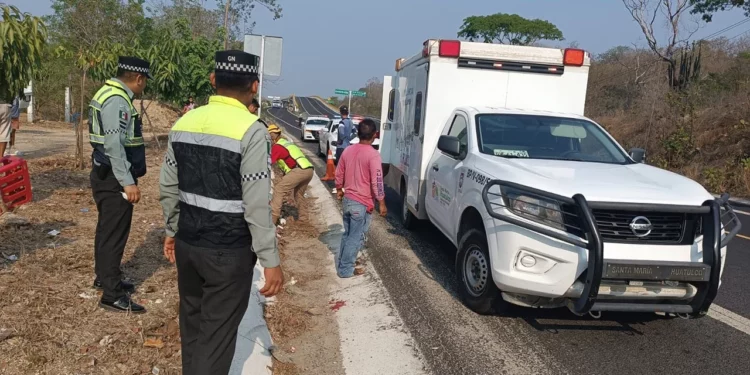 Atienden a lesionados tras accidente sobre la carretera federal 200 en Huatulco