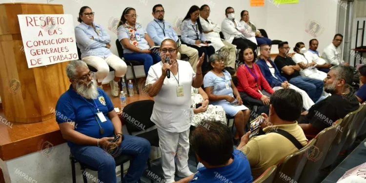 Foto: Rubén Morales // Trabajadores señalaran la crisis que enfrentan en cada área, donde también son afectados los usuarios de cada servicio.