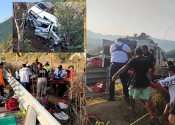 Urvan con delegación de Colotepec se sale del camino: nueve lesionados tras accidente en la Barranca Larga–Ventanilla