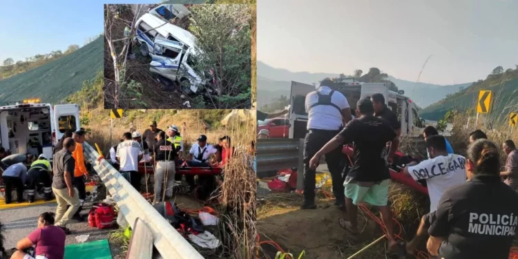 Urvan con delegación de Colotepec se sale del camino: nueve lesionados tras accidente en la Barranca Larga–Ventanilla