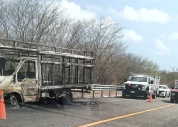 Vehículo se incendia en supercarretera Oaxaca–Puerto Escondido; automovilistas auxilian a ocupantes