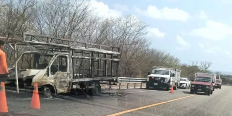 Vehículo se incendia en supercarretera Oaxaca–Puerto Escondido; automovilistas auxilian a ocupantes
