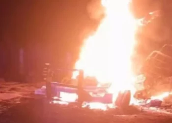 Noche de fuego en Pátzcuaro: emboscada a policías destapa camioneta con cinco cuerpos calcinados