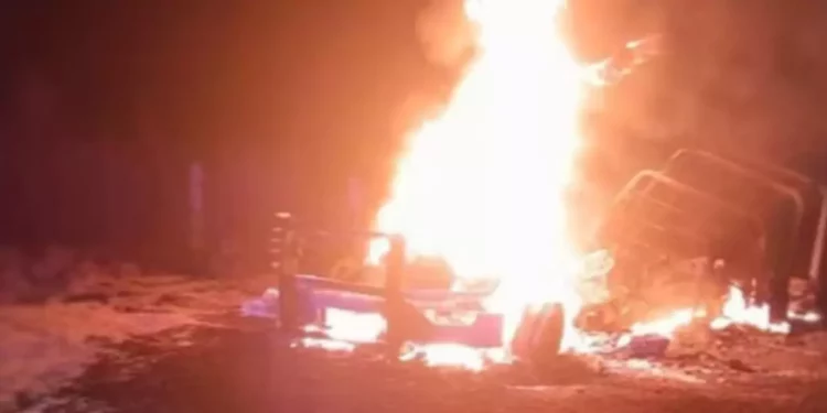 Noche de fuego en Pátzcuaro: emboscada a policías destapa camioneta con cinco cuerpos calcinados