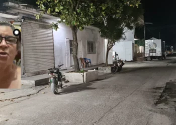 Elementos de la Policía Estatal y de la AEI inspeccionan la calle José María Morelos y Pavón, lugar donde sicarios ejecutaron a un joven de 26 años.