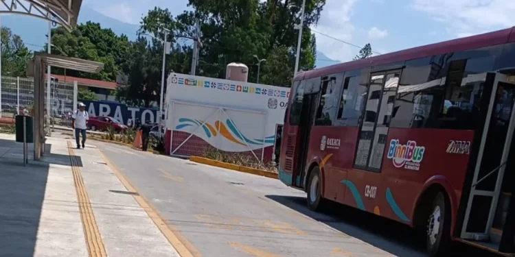 Suspensión de rutas del BinniBus afecta movilidad en Oaxaca durante transmisión del informe presidencial