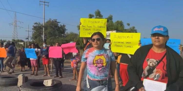 ¡Bloqueo y reclamo en Juchitán! Familiares exigen justicia tras detención de ama de casa