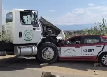 VIDEO | ¡Brutal choque en la 190! Camión invade carril y arrastra taxi con pasajeros atrapados